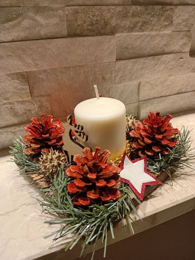 Centrotavola natalizio con candela e pigne