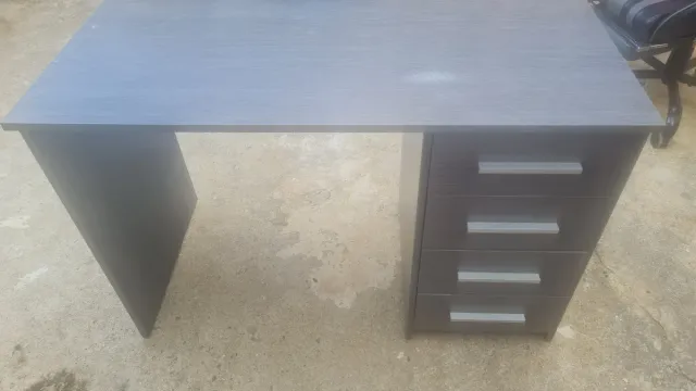 Escritorio gris con cajones