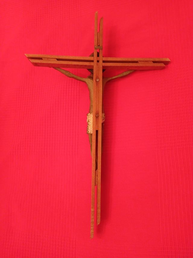 Cristo de pared con cruz de madera