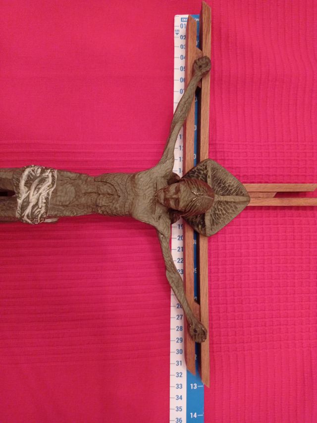 Cristo de pared con cruz de madera