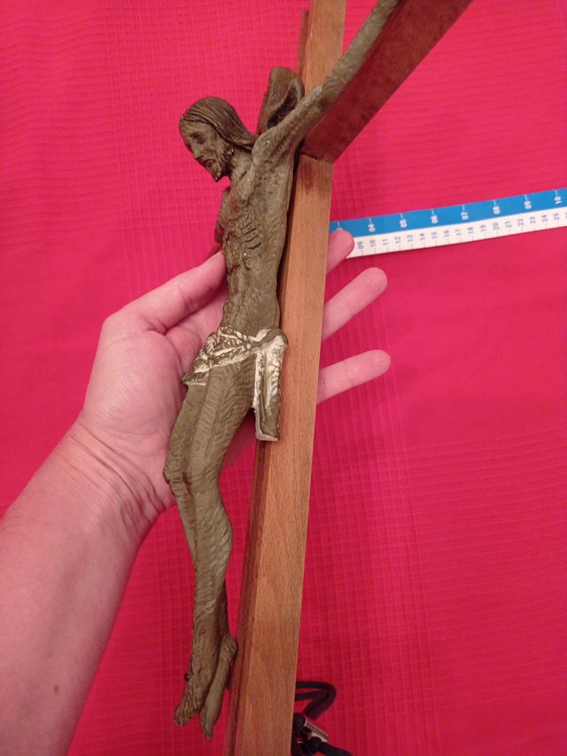 Cristo de pared con cruz de madera
