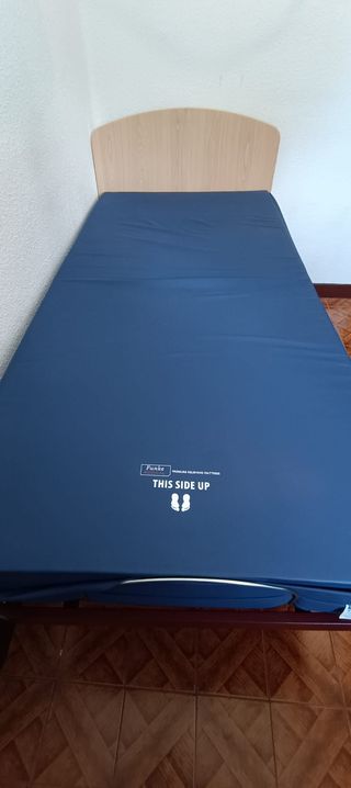 Cama articulada con carro elevador