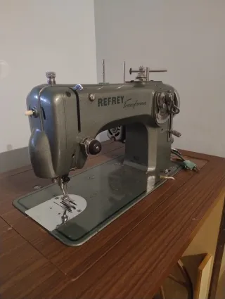 Máquina de coser Refrey Transforma 427
