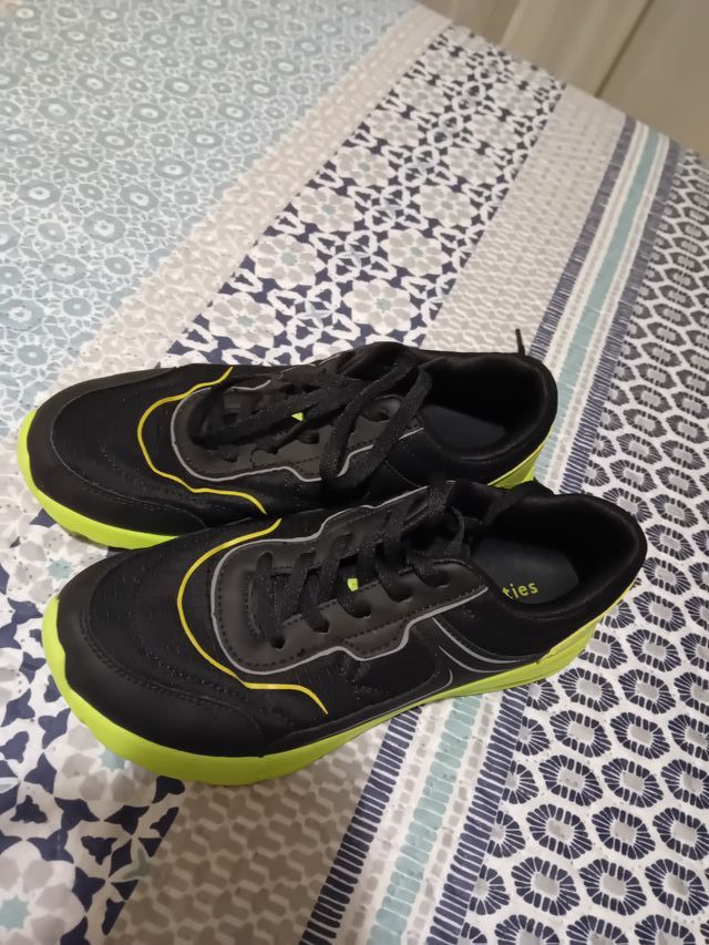 Zapatillas niño negras y verdes