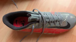 Zapatillas Nike multitacos grises y rojas. 