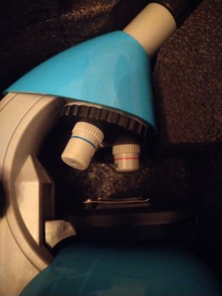 Microscopio de juguete azul