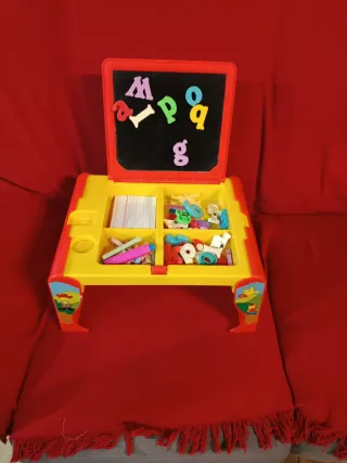 Pizarra infantil con letras magnéticas