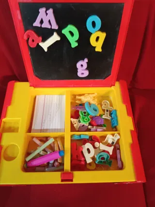 Pizarra infantil con letras magnéticas