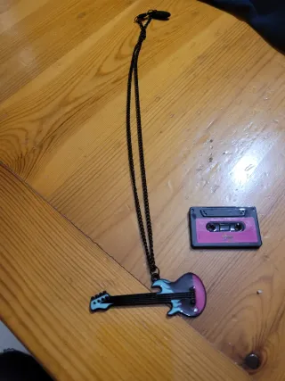 Collana hannah montana chitarra e musicassetta vin