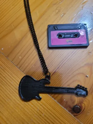 Collana hannah montana chitarra e musicassetta vin