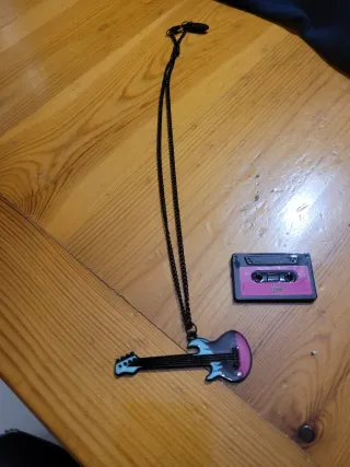 Collana hannah montana chitarra e musicassetta vin