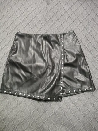 Falda pantalón polipiel con tachuelas