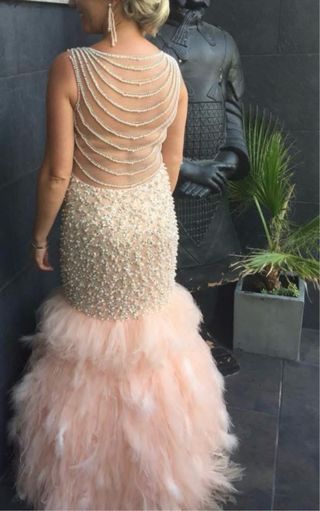 Vestido de fiesta perlas y plumas