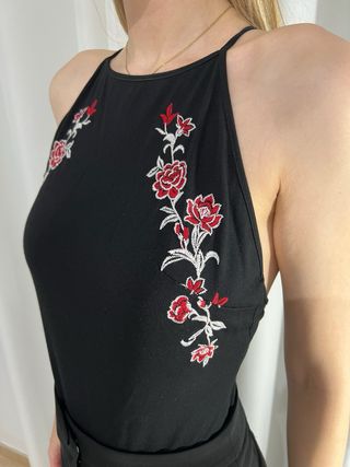 Body negro flores bordadas talla L