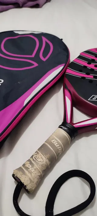 Pala de pádel Bullpadel y funda Artengo