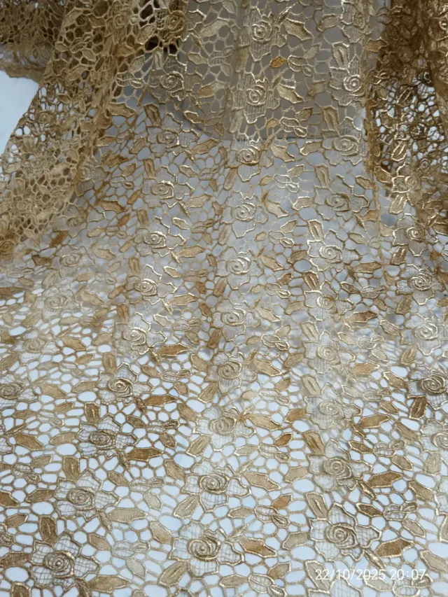 Tejido de encaje dorado
