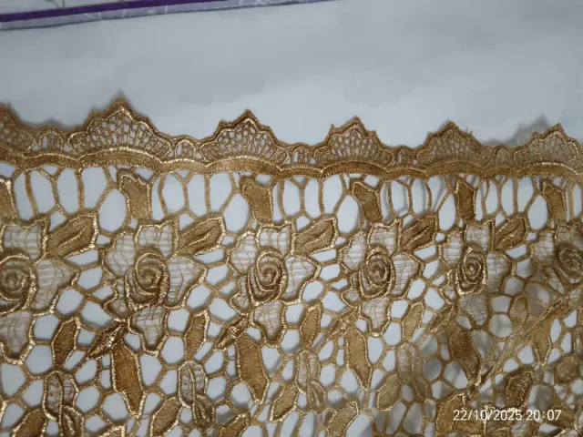 Tejido de encaje dorado