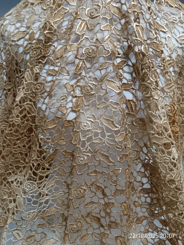 Tejido de encaje dorado