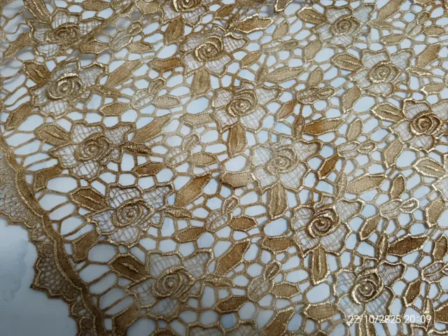 Tejido de encaje dorado