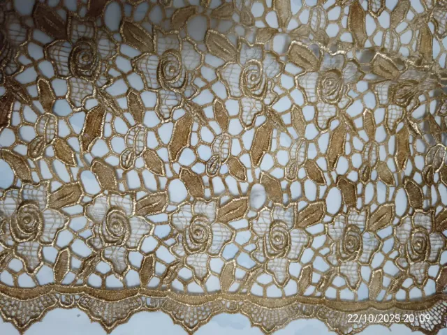 Tejido de encaje dorado