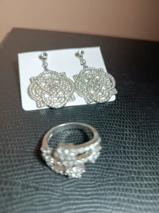 Sortija y pendientes plateados