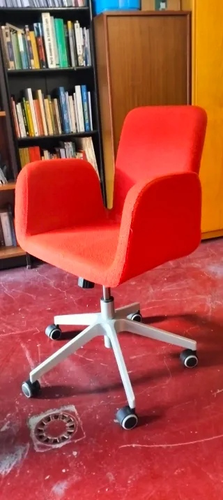 Silla de escritorio roja y blanca
