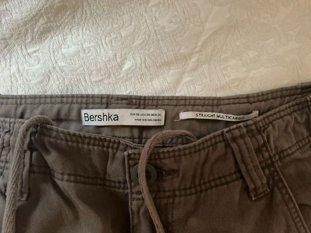 Pantalones cargo caqui Bershka virales