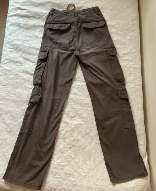 Pantalones cargo caqui Bershka virales