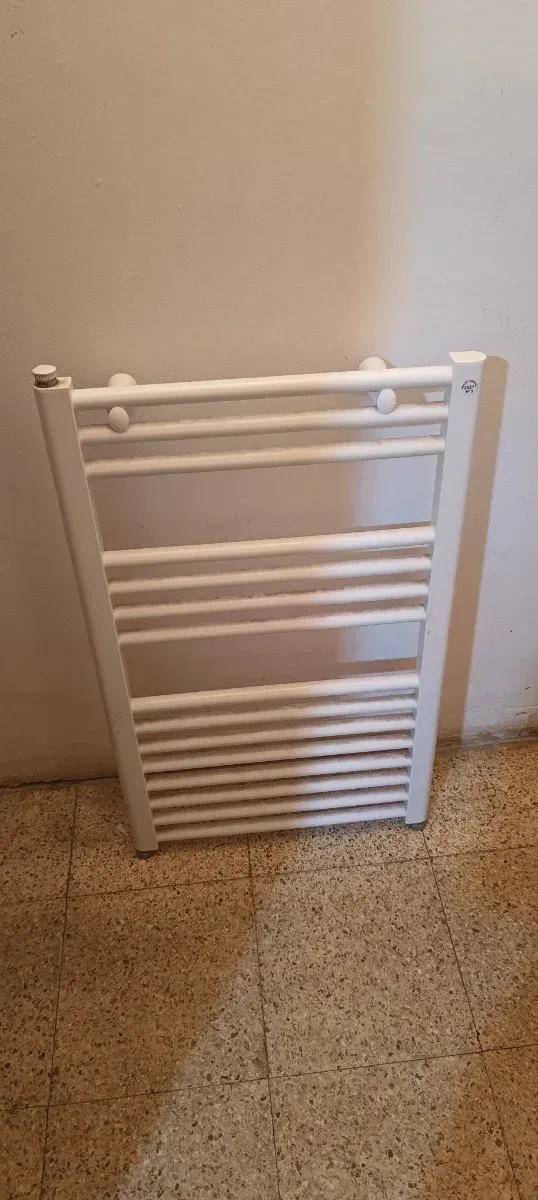 Toallero blanco de metal