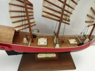 Lotto di due modellini di navi: Bluenose e Red Dragon