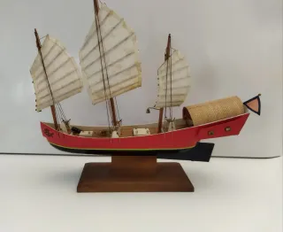 Lotto di due modellini di navi: Bluenose e Red Dragon