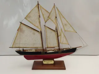 Lotto di due modellini di navi: Bluenose e Red Dragon