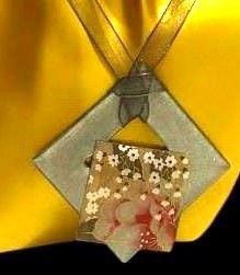 CONJUNTO DE GORRO Y COLLAR DORADO