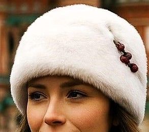 CONJUNTO DE GORRO Y COLLAR DORADO
