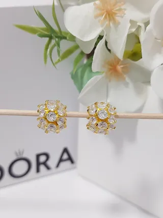 Charm Pandora Dorado y Blanco