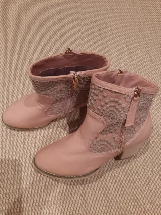 Stivaletti rosa con laccio