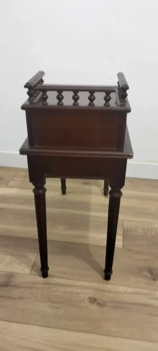 Mesa auxiliar de madera