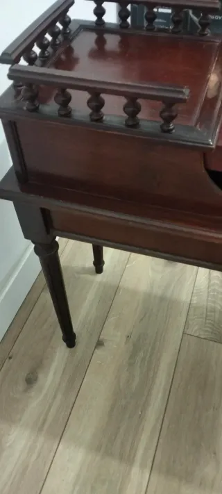 Mesa auxiliar de madera