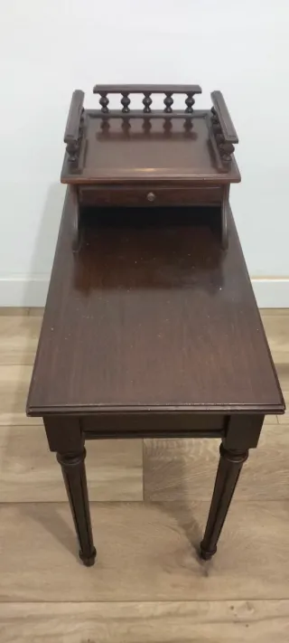 Mesa auxiliar de madera