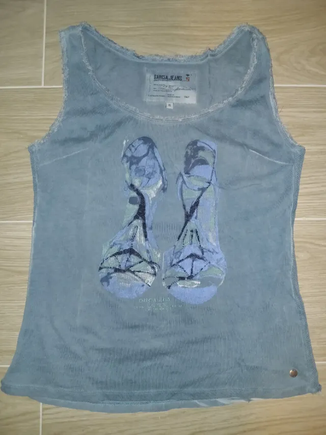 Camiseta con estampado de tacones