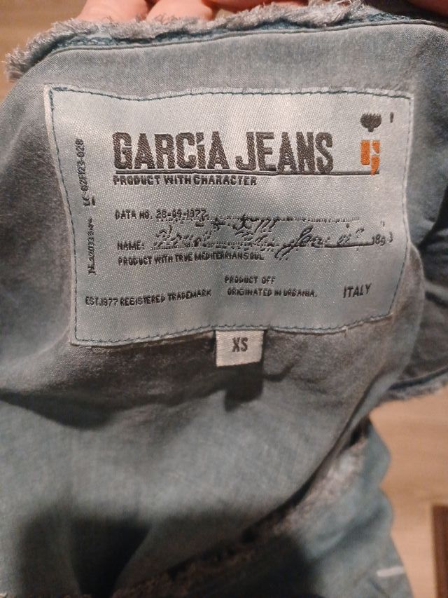 Camiseta con estampado de tacones