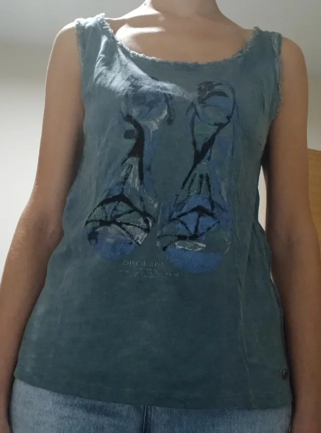 Camiseta con estampado de tacones