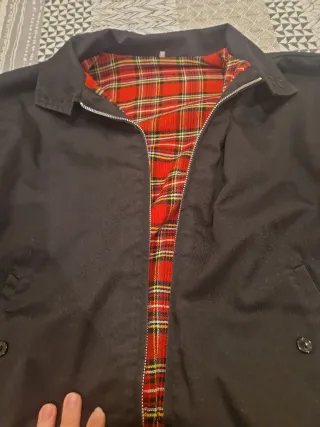 Chaqueta Harrington Negra Forro Tartán.
