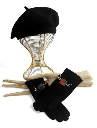 BOINA DE LANA NEGRA Y GUANTES CON ADORNO