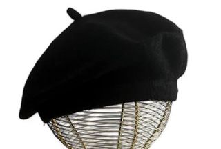 BOINA DE LANA NEGRA Y GUANTES CON ADORNO