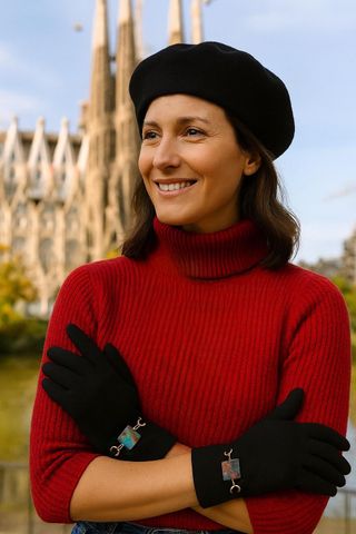 BOINA DE LANA NEGRA Y GUANTES CON ADORNO