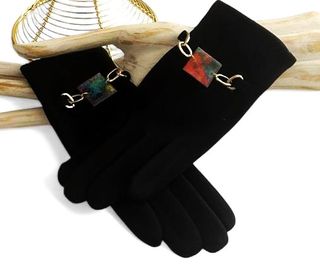 BOINA DE LANA NEGRA Y GUANTES CON ADORNO