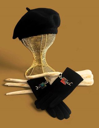 BOINA DE LANA NEGRA Y GUANTES CON ADORNO