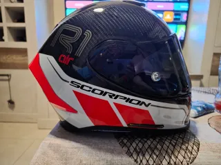 Casco Scorpion AIR R1 Carbon Negro, blanco y naran