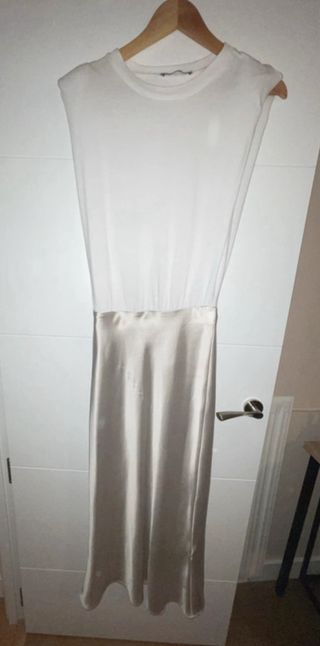 Vestido satinado beige y blanco